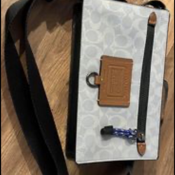 Coach Original
Good for events.Fashion.Somewhat reflectorized
Fixed price. - Picture 2 of 3